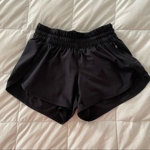 Lululemon women’s Tracker Low-Rise Lined short 4”
